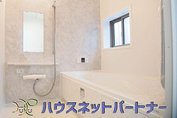 窓がある浴室は心地よいバスタイムを演出してくれます。早起きした日は朝風呂で一日の始まりです。