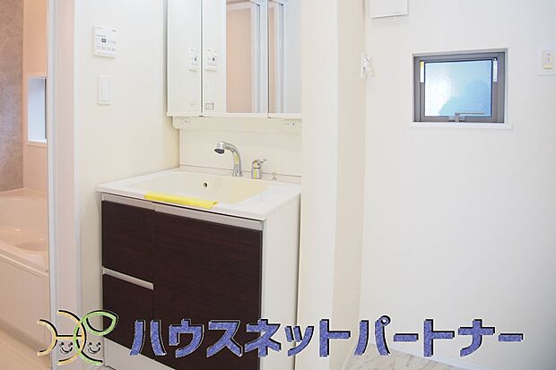 毎日使う洗濯機。しっかりと奥行きのある置き場が確保されています。