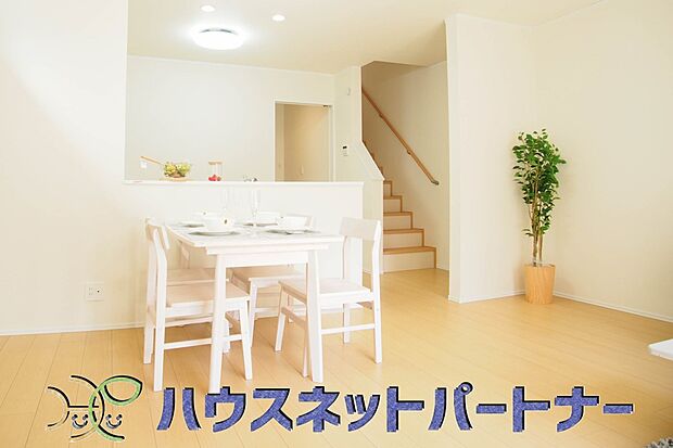 雑誌の一コマのようなダイニングキッチン。収納も豊富で機能的です。