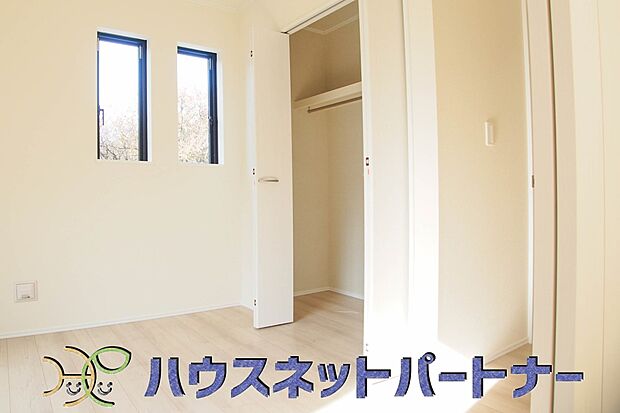 たっぷりの収納も配備しており、片付いた空間を現実出来そう。陽光も降り注ぐ明るく開放的な空間が魅力的。