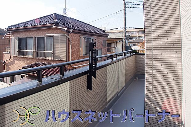 太陽の光が燦々と降り注ぐ広さのあるバルコニーで毎日のお洗濯も快適に。太陽は心を元気にしてくれますよね。