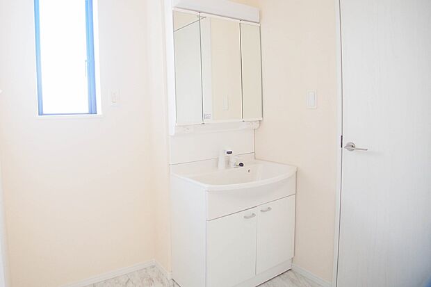 大きく見やすい三面鏡で清潔感ある洗面台は、身だしなみチェックや肌のお手入れに最適です。何かと物が増える場所だからこそ、スッキリと見映えの良い空間に拵えました。