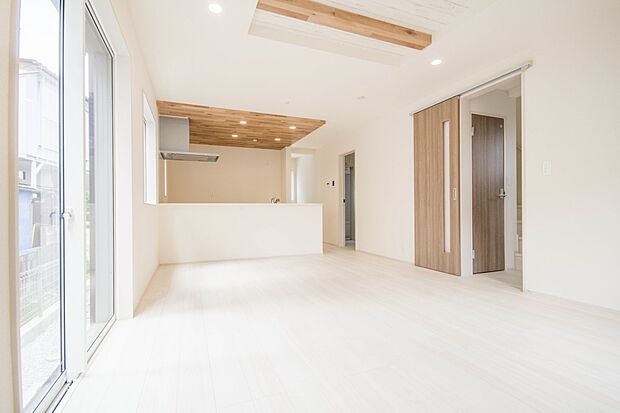 通風・採光に優れ、心地よい光と風が溢れています。 贅沢で豊かな居住性と、プライドを満たすクオリティが見事に調和した住空間。新築ならではの快適なひとときをご体感頂ける筈です。