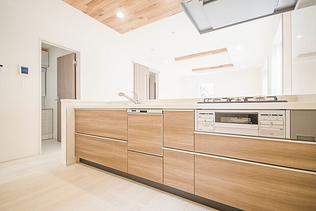 三口コンロで料理の幅を拡げてくれる使いやすいシステムキッチンを採用。洗い場も大きいので野菜や食器を洗ったりする際にも捗り、奥様の強い味方となってくれるはずです。