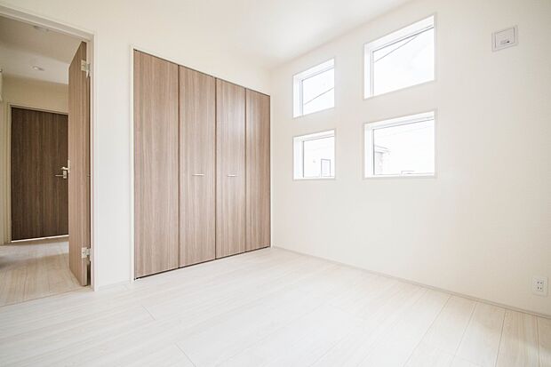 バルコニーに直接出入りできるお部屋です。ちょっと外の空気を吸いたい時や、ベランダでミニガーデニングなども楽しめそうです。