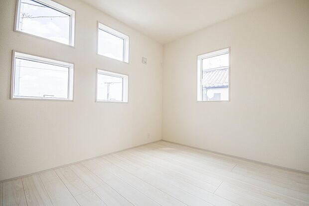 明るい窓のあるお部屋は子供部屋にぴったり。可愛い家具で素敵なお部屋に。