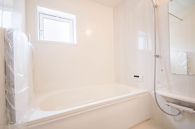 高級感溢れるカラーと大きさ・柔らかな曲線で構成された半身浴も楽しめるバスタブが心地よさをもたらします。