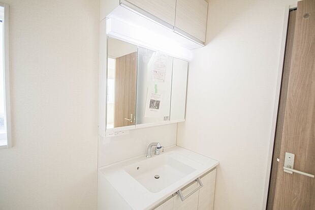 大きく見やすい三面鏡で清潔感ある洗面台は、身だしなみチェックや肌のお手入れに最適です。何かと物が増える場所だからこそ、スッキリと見映えの良い空間に拵えました。