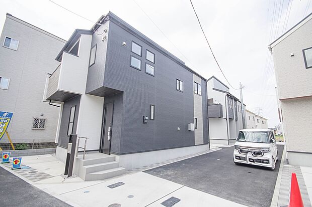 前面道路の日当たりの良い明るいお家。