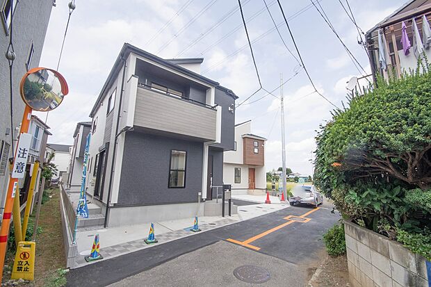 街に溶け合う美しい景観と、採光や風通しを考えて設計された間取り。近隣の視線を考え調整した窓位置など、外観だけでなく、住まうご家族の心地よさを最優先しました。