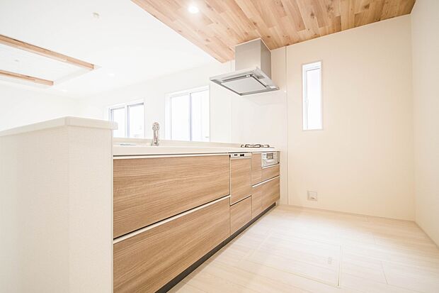 カウンターキッチンなら、リビングで遊ぶ子供の様子を見ながら料理ができるので安心です。料理を運んでもらったり、子供にお手伝いしてもらいやすいのもいいですね♪