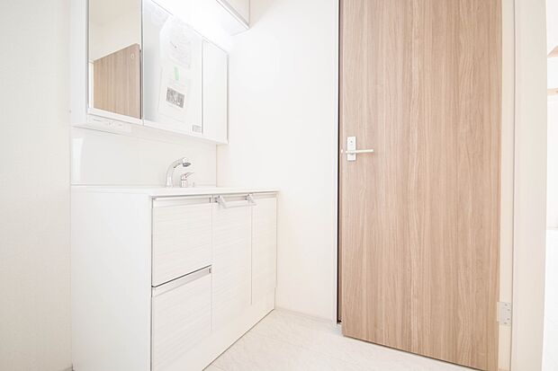 洗面室のある脱衣所は広々。脱いだお洋服をそのままお洗濯。