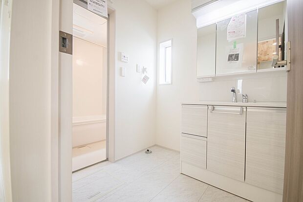 毎日使う洗濯機。しっかりと奥行きのある置き場が確保されています。