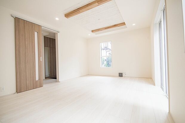 リビングは、食事スペースと寛げる場所設けてもまだ余裕の広さ。明るい光が照らしてくれます。