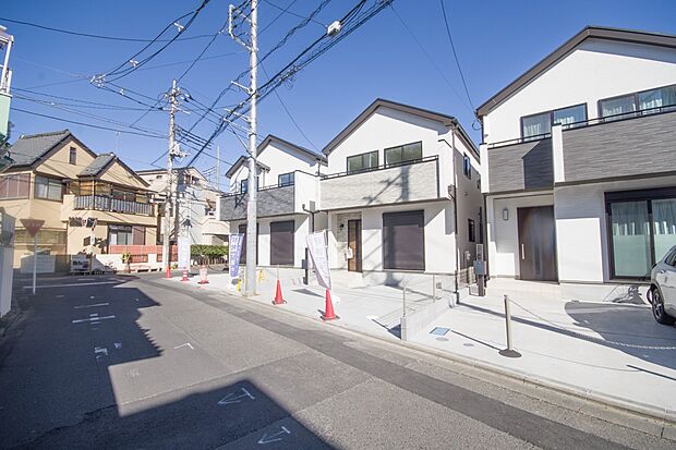 街に溶け合う美しい景観と、採光や風通しを考えて設計された間取り。近隣の視線を考え調整した窓位置など、外観だけでなく、住まうご家族の心地よさを最優先しました。