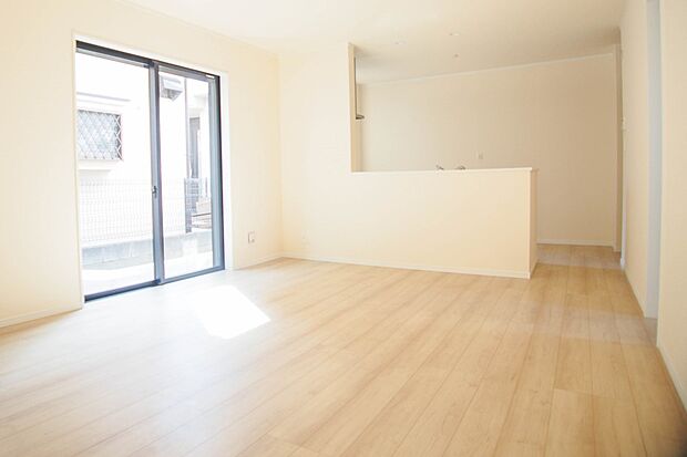 通風・採光に優れ、心地よい光と風が溢れています。 贅沢で豊かな居住性と、プライドを満たすクオリティが見事に調和した住空間。新築ならではの快適なひとときをご体感頂ける筈です。