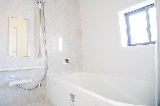 高級感溢れるカラーと大きさ・柔らかな曲線で構成された半身浴も楽しめるバスタブが心地よさをもたらします。