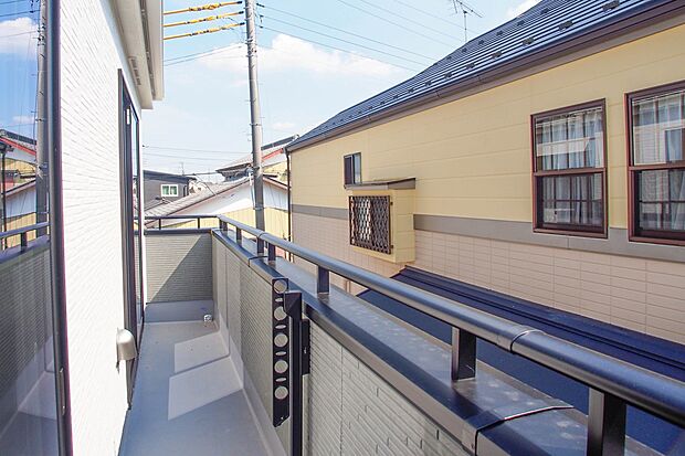 朝の澄んだ空気や、夕方に吹く清々しい風を五感で感じられるバルコニー。住まいの中で唯一屋外にあって、本当の自然を感じられるスペースです。