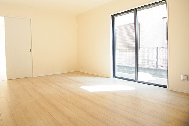 明るく開放的なダイニング。家族とのコミュニケーションが取りやすく、みんなの笑顔が溢れます