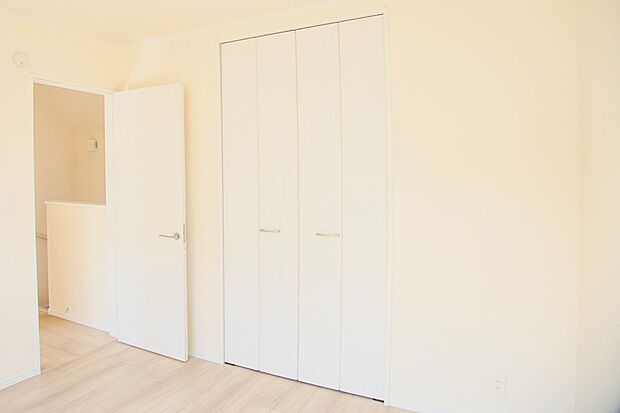 各部屋を最大限に広く使って頂ける様、全居住スペースに収納付。プライベートルームはゆったりと快適に。