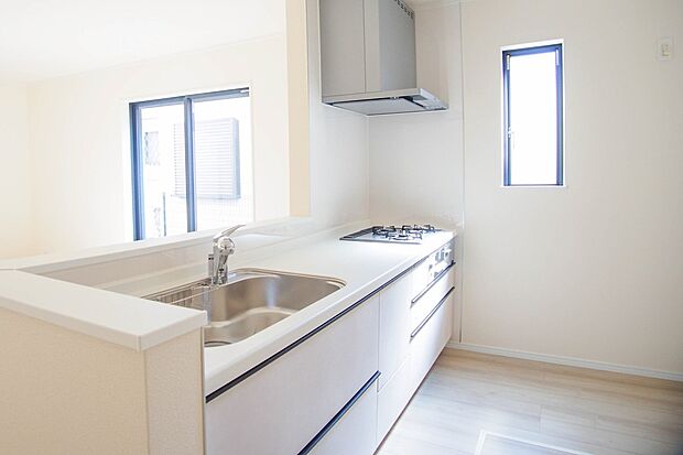 三口コンロで料理の幅を拡げてくれる使いやすいシステムキッチンを採用。洗い場も大きいので野菜や食器を洗ったりする際にも捗り、奥様の強い味方となってくれるはずです。