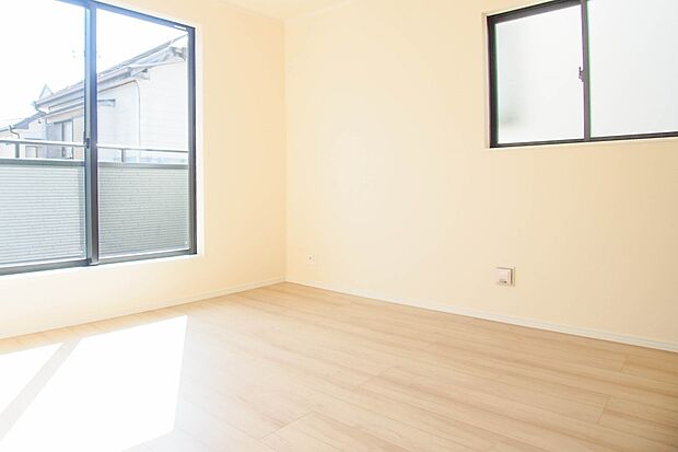 バルコニーに直接出入りできるお部屋です。ちょっと外の空気を吸いたい時や、ベランダでミニガーデニングなども楽しめそうです。