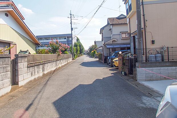 前面道路の日当たりの良い明るいお家。
