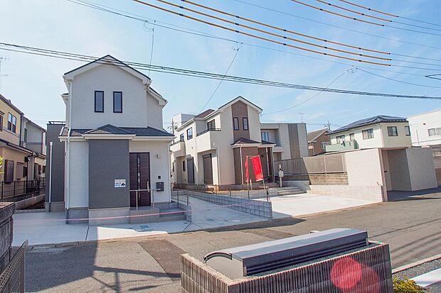 前面道路の日当たりの良い明るいお家。