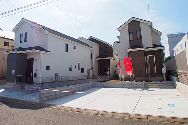 街に溶け合う美しい景観と、採光や風通しを考えて設計された間取り。近隣の視線を考え調整した窓位置など、外観だけでなく、住まうご家族の心地よさを最優先しました。