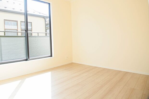 2面窓のある風通しの良いお部屋は心も体も元気にしてくれます。自分だけのお部屋作りを楽しんでみては。