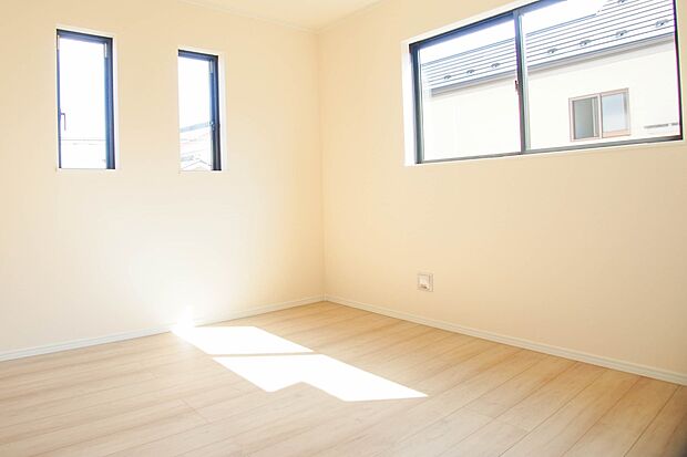 独立性を高めたお部屋。たっぷりの収納も配備しており、片付いた空間を現実出来そう。陽光も降り注ぐ明るく開放的な空間が魅力的。