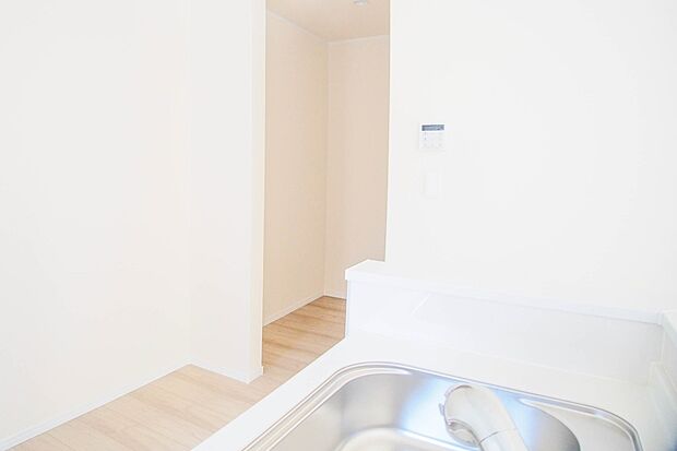 カウンターキッチンなら、リビングで遊ぶ子供の様子を見ながら料理ができるので安心です。料理を運んでもらったり、子供にお手伝いしてもらいやすいのもいいですね♪