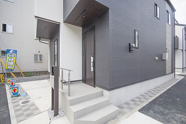 玄関の扉を開けるとそこは家族の待つお家。笑い声が聞こえてきそう。