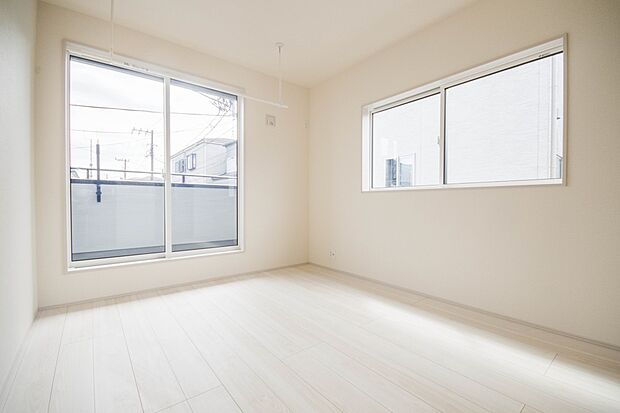 陽光が降り注ぐ明るく開放的な空間が魅力的。