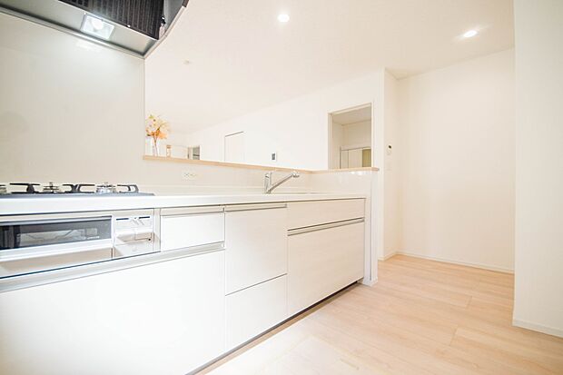 三口コンロで料理の幅を拡げてくれる使いやすいシステムキッチンを採用。洗い場も大きいので野菜や食器を洗ったりする際にも捗り、奥様の強い味方となってくれるはずです。