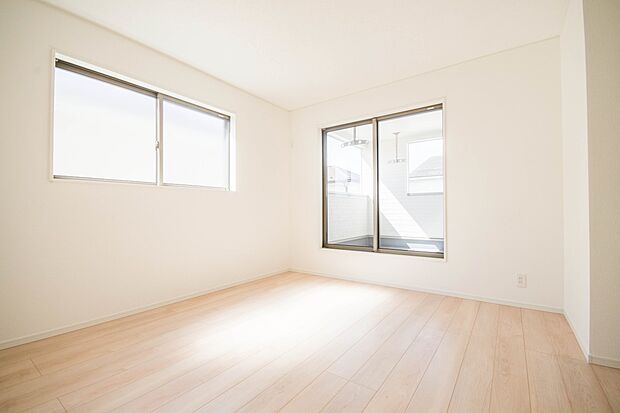 バルコニーに直接出入りできるお部屋です。ちょっと外の空気を吸いたい時や、ベランダでミニガーデニングなども楽しめそうです。