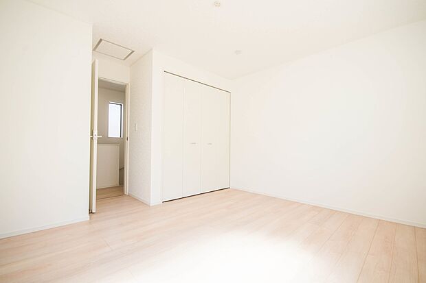 明るい窓のあるお部屋は子供部屋にぴったり。可愛い家具で素敵なお部屋に。