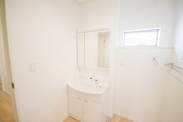 大きく見やすい三面鏡で清潔感ある洗面台は、身だしなみチェックや肌のお手入れに最適です。何かと物が増える場所だからこそ、スッキリと見映えの良い空間に拵えました。