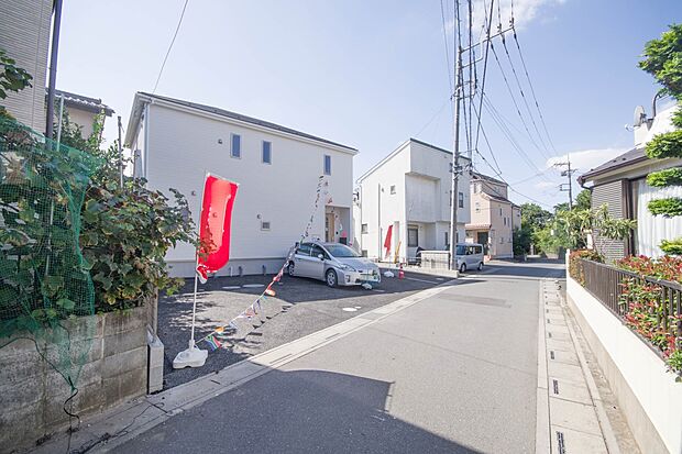 前面道路の日当たりの良い明るいお家。