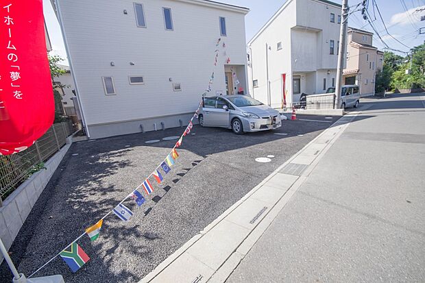 通勤や家族の送迎など、毎日の生活にマイカーが欠かせない方にとって駐車場は大事な条件。敷地内にカースペースがあれば、お出かけやお買い物の際の搬入出もらくらくです。