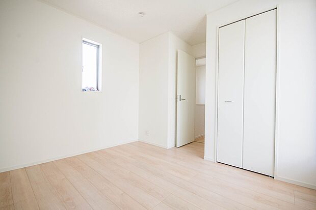 2面窓のある風通しの良いお部屋は心も体も元気にしてくれます。自分だけのお部屋作りを楽しんでみては。