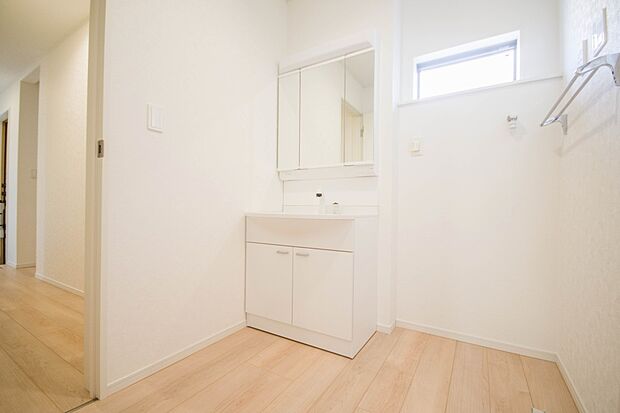 洗面室のある脱衣所は広々。脱いだお洋服をそのままお洗濯。