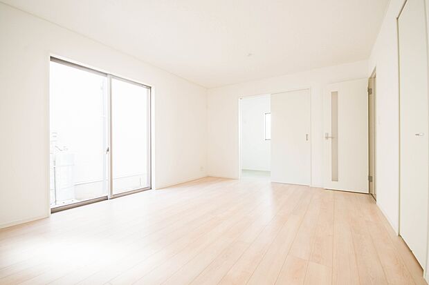 明るく開放的なダイニング。家族とのコミュニケーションが取りやすく、みんなの笑顔が溢れます