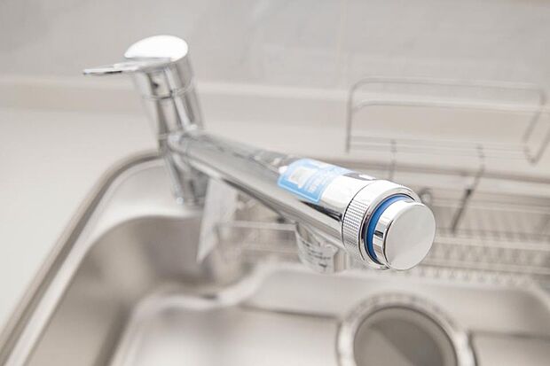 同仕様:【一体型浄水器】一つの蛇口で「原水(水道水)」「シャワー」「浄水」を切り替えられる、浄水器を内蔵した混合水栓です。浄水は、水栓本体の首部分に付属のカートリッジをセットして使用します。