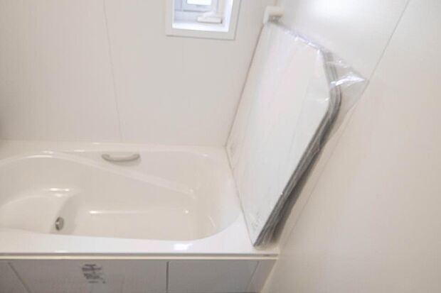 同仕様:浴槽保温材と保温組フタの“ダブル保温”構造で、お湯が冷めにくく、4時間後でも温度が2.5℃しか下がらないので、入浴時間の異なるご家族でも時間を気にせず入浴できます。