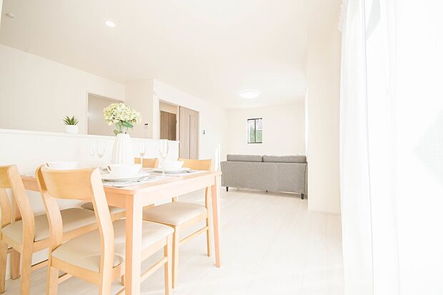 通風・採光に優れ、心地よい光と風が溢れています。 贅沢で豊かな居住性と、プライドを満たすクオリティが見事に調和した住空間。新築ならではの快適なひとときをご体感頂ける筈です。