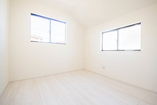 明るい窓のあるお部屋は子供部屋にぴったり。可愛い家具で素敵なお部屋に。