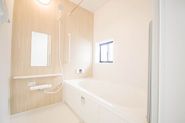 高級感溢れるカラーと大きさ・柔らかな曲線で構成された半身浴も楽しめるバスタブが心地よさをもたらします。