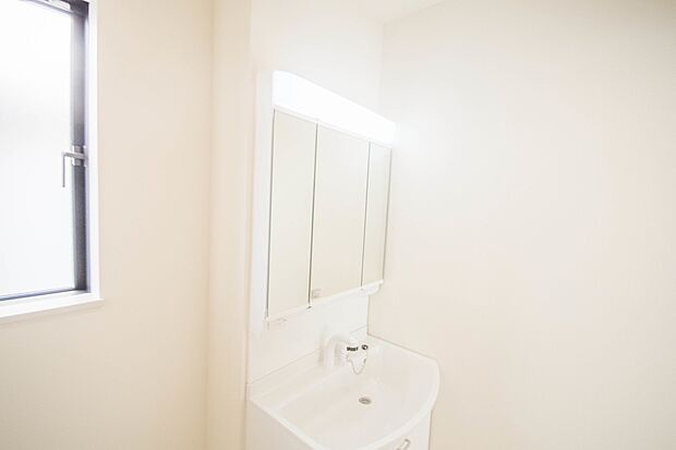 大きく見やすい三面鏡で清潔感ある洗面台は、身だしなみチェックや肌のお手入れに最適です。何かと物が増える場所だからこそ、スッキリと見映えの良い空間に拵えました。