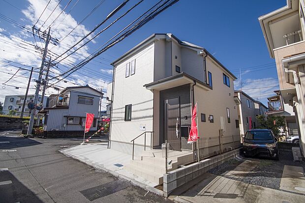 太陽に愛された邸は、陽当り・通風に優れた魅力的で快適さを追求した新築戸建でした。ここに住むからこそ意味がある。そんな特別感に浸りながら、毎日をお過ごしして欲しいです。